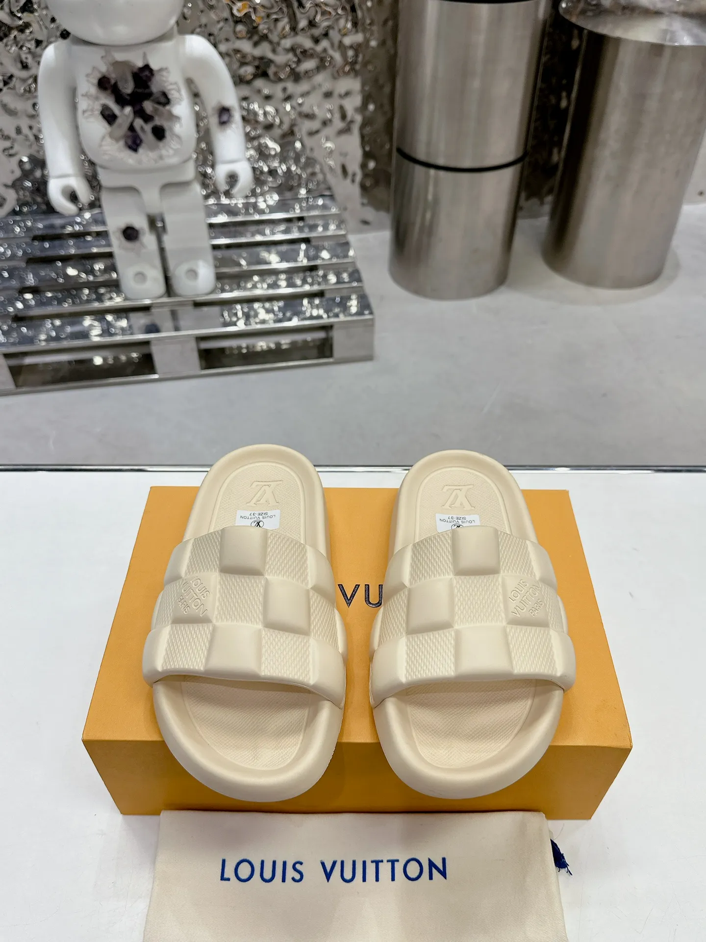 [L Home] P: 280💰 ▪️Shoe size: Women's 35-40 Men's 38-46▪️Packaging: Counter top quality~original packaging 𝟐𝟎𝟐5 Louis Vuitton counter's new embossed slippers, lv monogram embossed slippers, Waterfront sandals are back with a new look, and the upper buckle is embossed with lv's iconic Monogram pattern. Made of waterproof rubber with a comfortable and resilient insole. The lightweight, flexible outsole is embossed with the Louis Vuitton logo. ▪️Fabric: Original molded rubber foam surface ▪️Technology: embossed logo ▪️Sole: Original molded rubber foam outsole ▪️Sole thickness: 3CM.